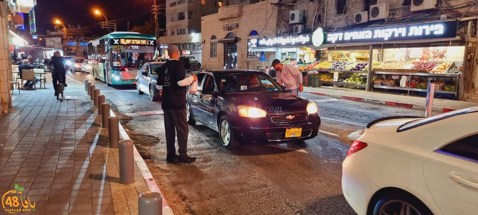  فيديو: بمناسبة حلول رمضان - توزيع الحلوى والهدايا على المارة في شارع ييفت بيافا